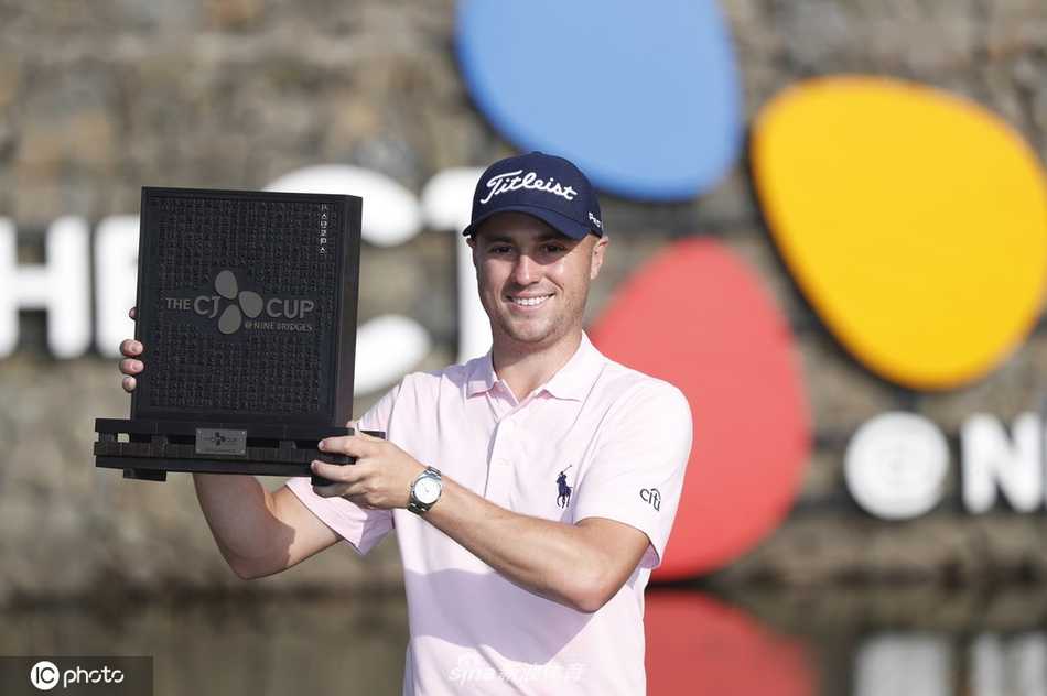 冠军时刻！托马斯在第十八洞果岭推进最后一推后，紧握拳头，振臂欢呼，释放出所有的压力与激情。