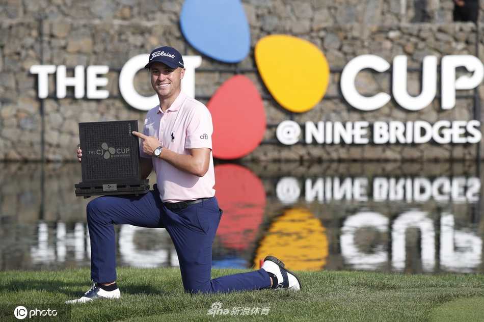 托马斯潇洒地完成一记铁杆攻果岭，动作流畅而充满力量，小球在空中划出优雅的弧线飞向旗杆。