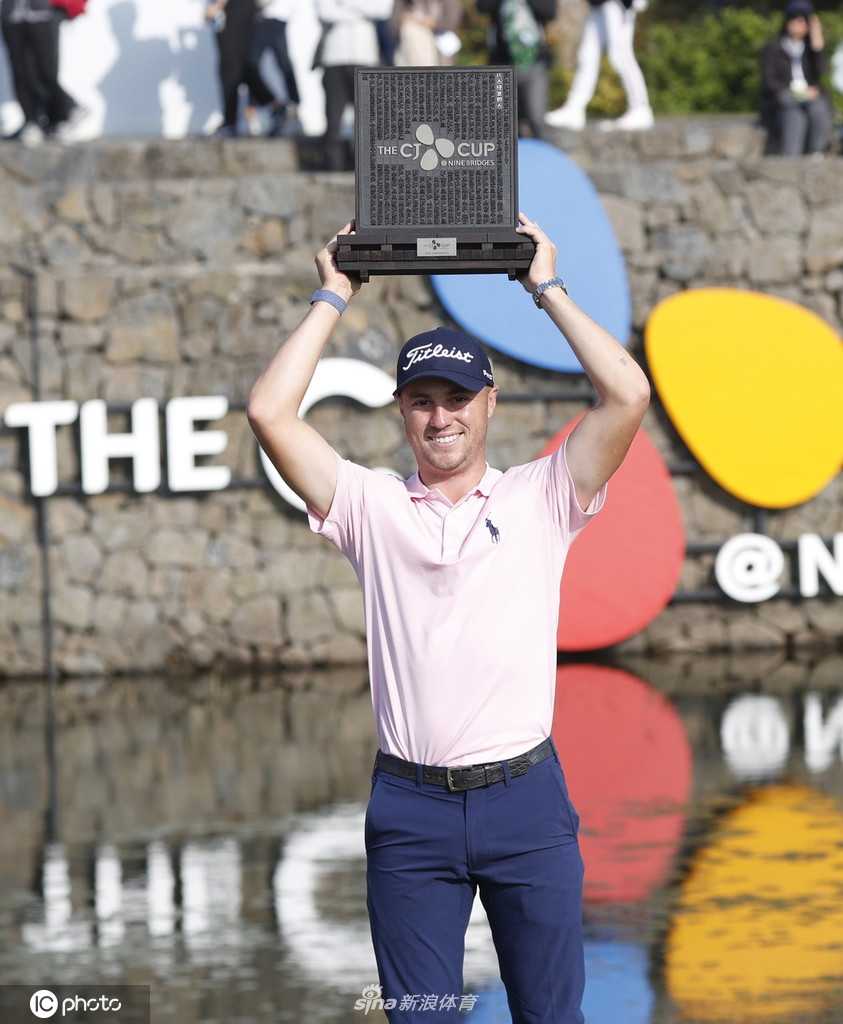 颁奖典礼上，托马斯深情亲吻希杰杯冠军奖杯，脸上洋溢着幸福与满足的笑容。