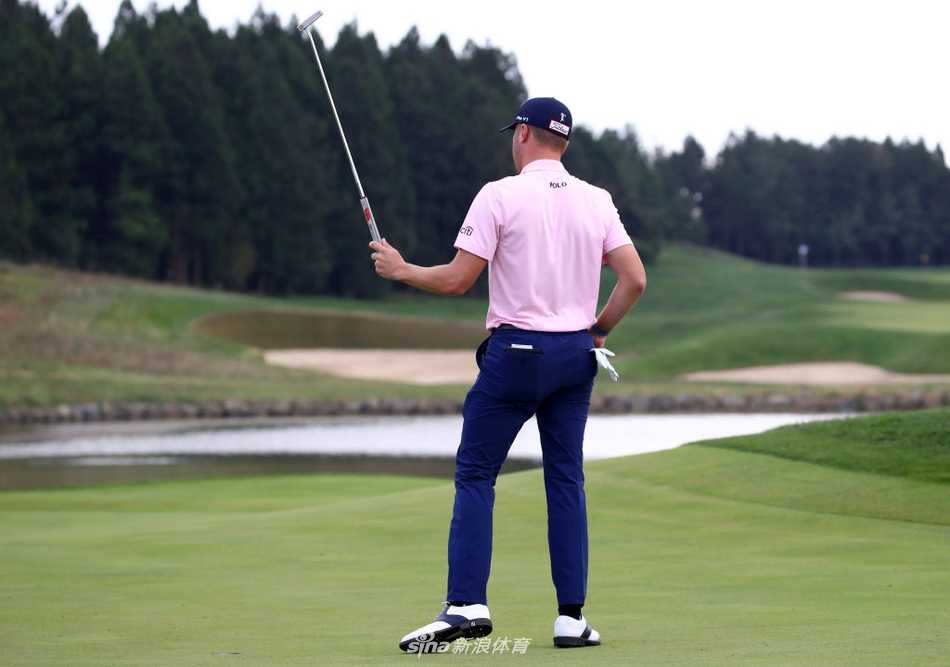 夕阳余晖下，托马斯独自捧着冠军奖杯驻足留念，金色的光芒洒在他身上，构成一幅宁静而充满成就感的画面。