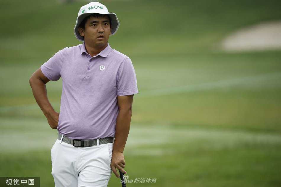 福勒与球童里奇·罗马诺在推入制胜一杆后激动拥抱，四年的压抑与艰辛在此刻化为狂喜的释放。