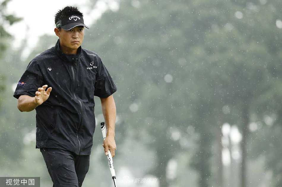 福勒在加洞赛中全神贯注，于关键推杆前凝神审视果岭线路，身旁的球童屏息以待。