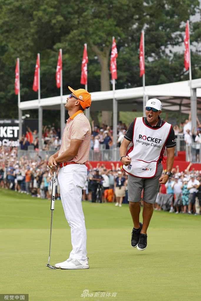 福勒慈爱地怀抱着年幼的女儿玛雅，冠军奖杯在一旁闪耀，铁汉柔情的画面温馨动人。