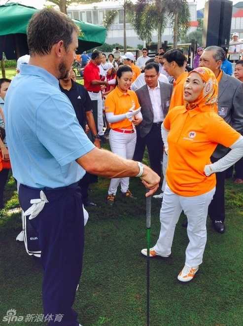 欧亚杯烽火与高球明星的生活剪影 英格兰名将伊恩·保尔特在欧亚杯赛场上专注地切杆,他的表情透露出对胜利的渴望。