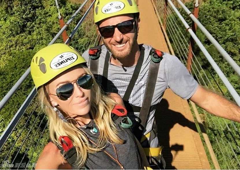 欧亚杯烽火与高球明星的生活剪影 一位球员的祖母慈祥地拿着签名帽,球星与家人粉丝的互动温暖而真挚。