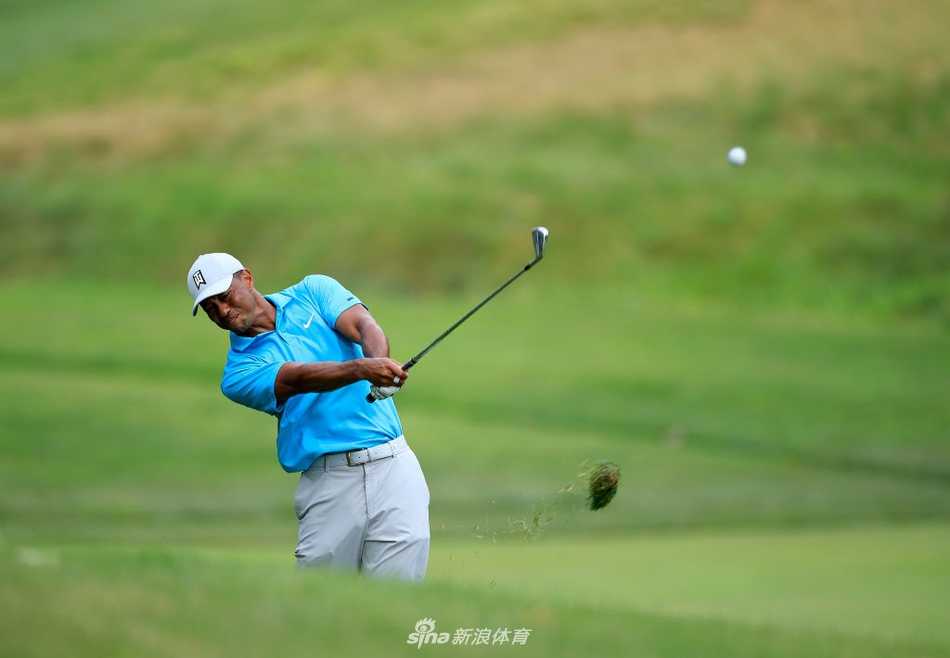 伍兹在穆菲尔德山村球场上潇洒挥杆，完整的转身与有力的击球表明他的身体状态调整得相当出色。