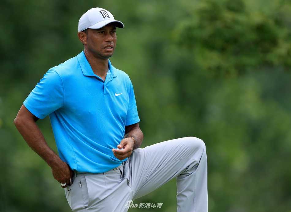 伍兹在纪念高球赛首轮比赛中专注观察球道，时隔五个月重返赛场，他的眼神依旧锐利如昔。