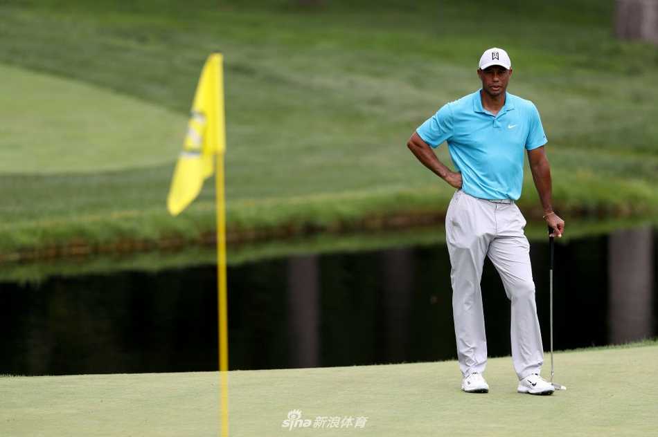 伍兹在果岭边冷静推杆，尽管自认推杆手感未达最佳，但其专注的姿态依然展现出顶级球手的风范。