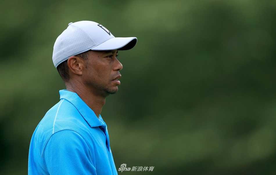 伍兹与球童在比赛中深入交流策略，两人之间的默契是应对赛场复杂情况的关键。