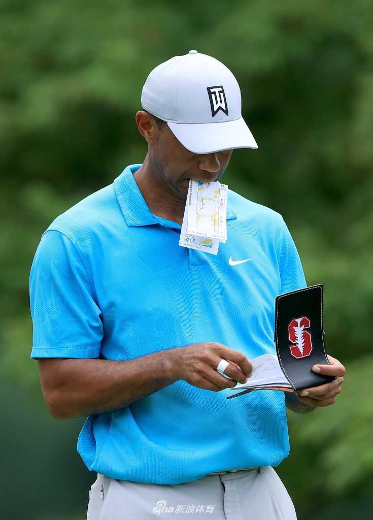 伍兹在比赛中从容行走于球道，沉稳的步伐透露出历经沧桑后的淡定与决心。