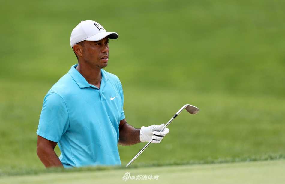 伍兹在沙坑中精准救球，漂亮的溅起沙花展示了他毫无褪色的精湛短杆技术。