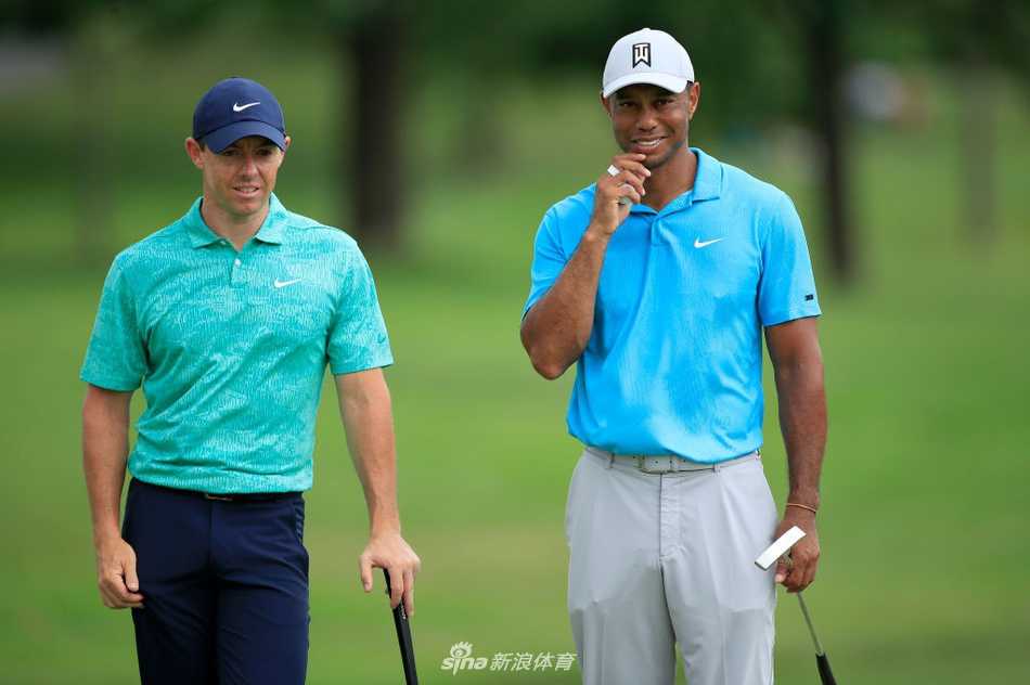 伍兹首轮比赛计分卡特写，71杆的红字成绩清晰可见，这是王者归来坚实的第一步。