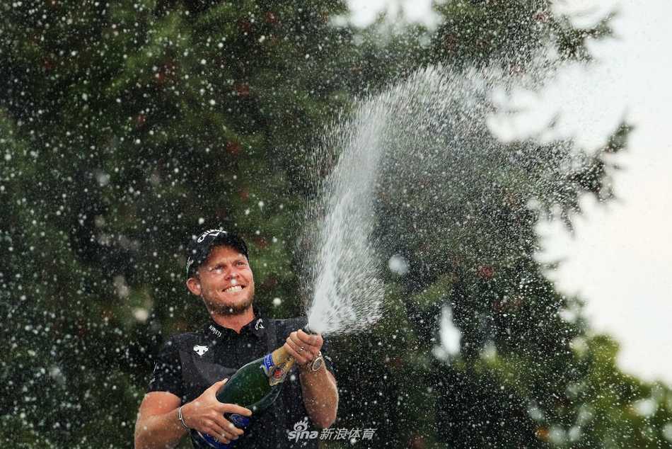 琼·拉姆在球道上全力挥杆，身体力量完美爆发，小球如出膛炮弹般飞向远方的球道中央。