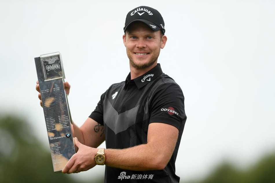 罗里·麦克罗伊正专注地阅读果岭线，他眉头微蹙，手中的推杆即将决定这一洞的命运。