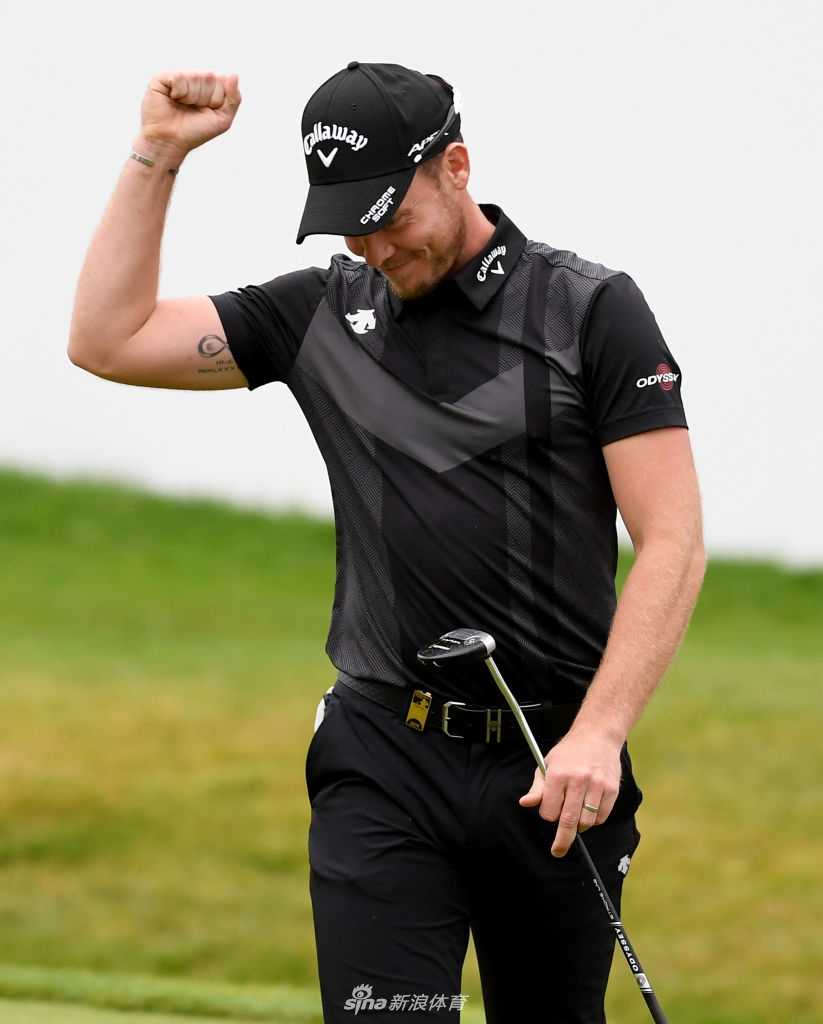 冠军威利特举起水晶奖杯瞬间，香槟的泡沫与灿烂的笑容交织，庆祝这来之不易的胜利时刻。