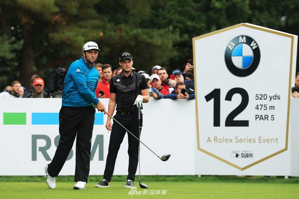 观众们聚集在果岭周围的山坡上，形成一道壮观的人墙，共同见证冠军诞生的历史性瞬间。