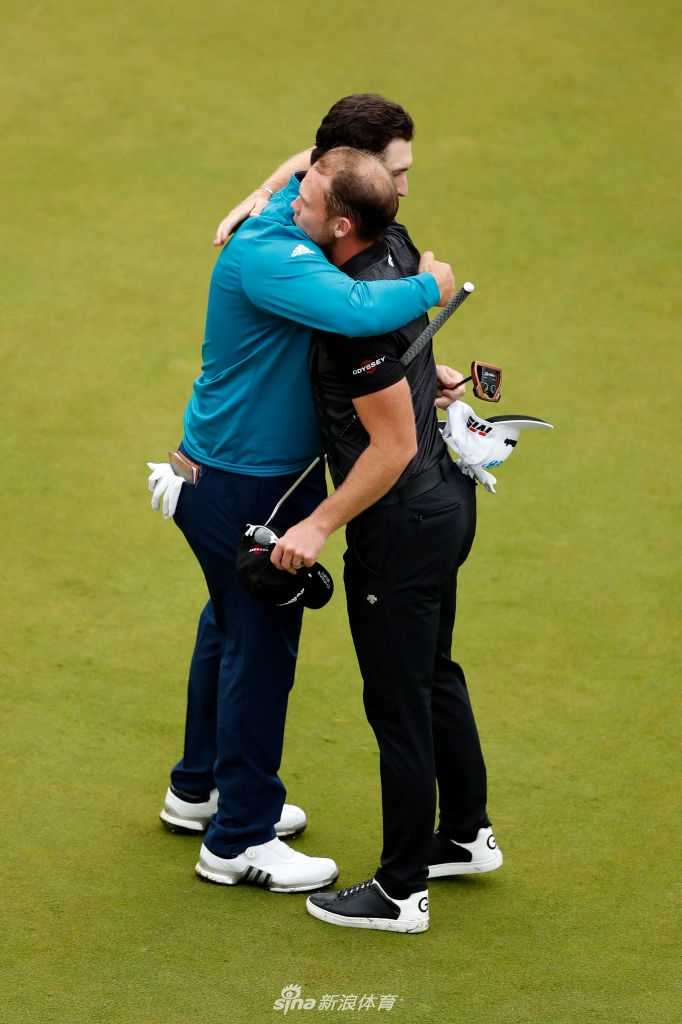 贾斯汀·罗斯在沙坑中优雅救球，沙砾飞溅的刹那，小球精准地飞向果岭旗杆位置。