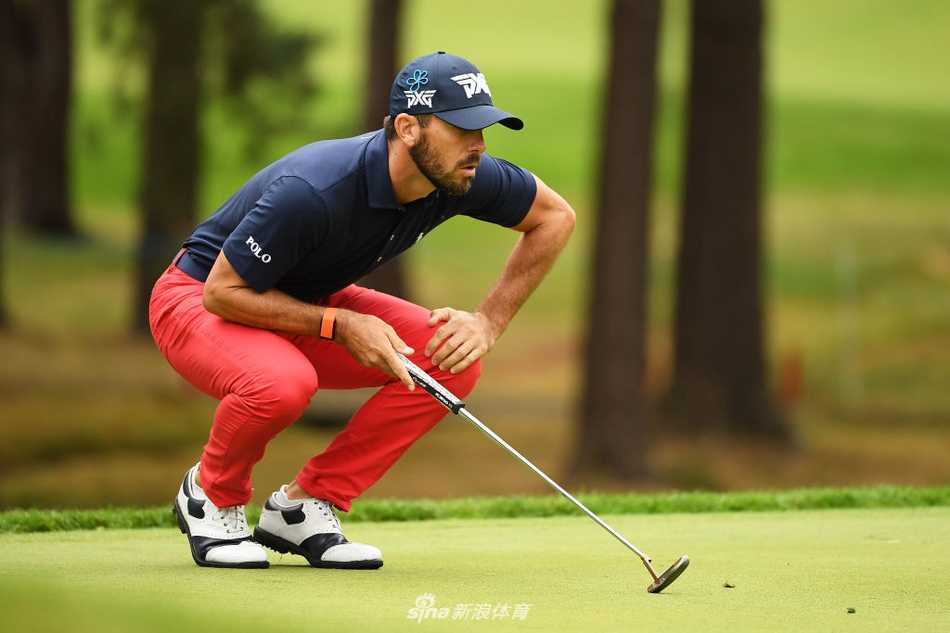 赛事工作人员在清晨准备场地，整齐的球道、如茵的果岭与静谧的湖泊，构成了一幅完美的球场画卷。