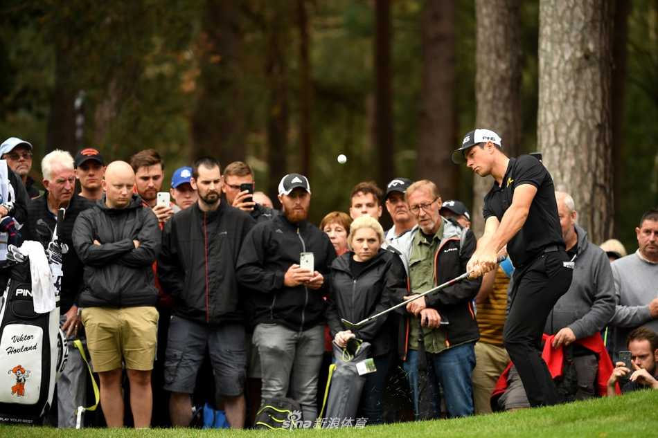 威利特在比赛中凝神思考，阳光穿过树梢洒在他身上，勾勒出冠军专注而坚定的侧影。
