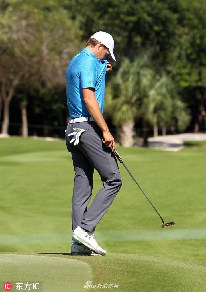 卡梅隆·钱普在球道上准备击球，其标志性的强力挥杆姿势蓄势待发，背景是玛雅科巴独特的海滨风光与茂密丛林。