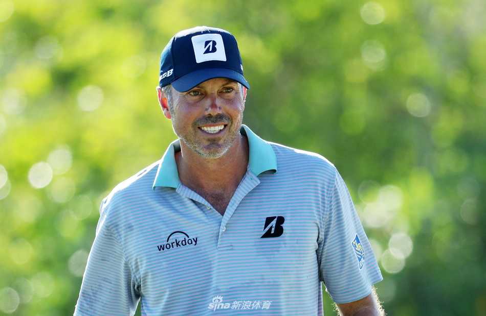 马特·库查尔在墨西哥玛雅科巴球场的第12洞果岭边凝神观察，最终在此洞凭借一记超长推杆惊险保柏忌，展现了老将的关键时刻掌控力。