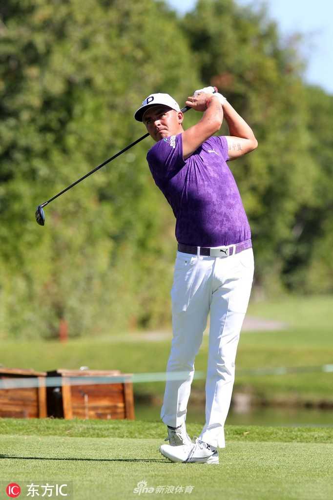 里奇·福勒身着其标志性的亮色服装，在果岭上俯身仔细研读推杆线路，专注的神情中透露出对胜利的渴望。