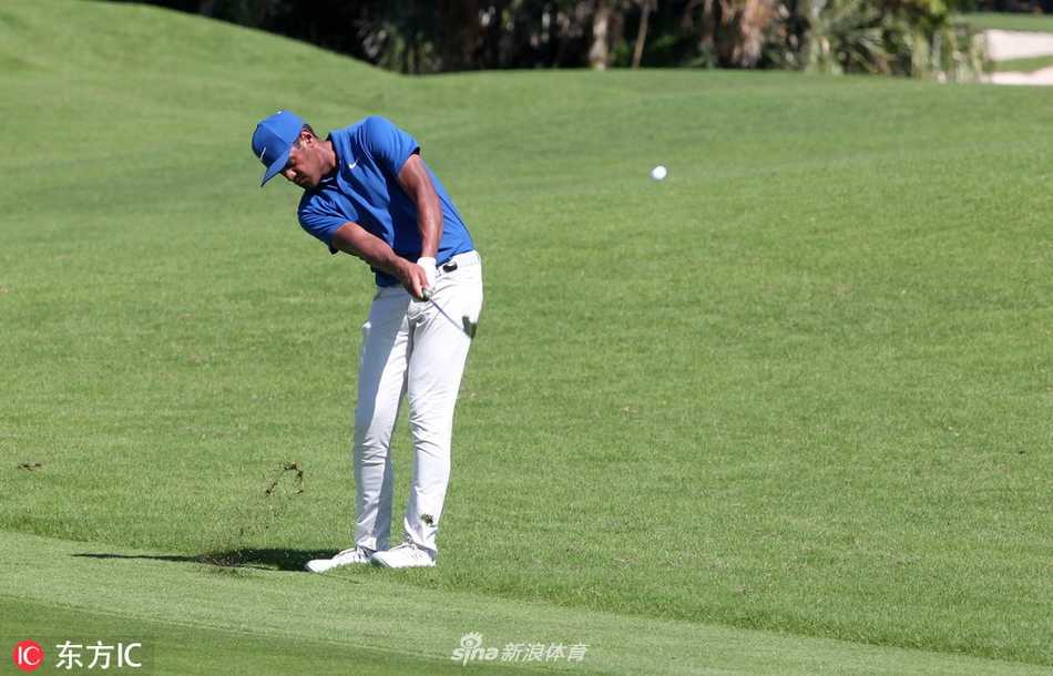 乔丹·斯皮思在比赛中面露沉思，背景略显黯淡，映射出这位天才球星当时正经历的挣扎与低谷。