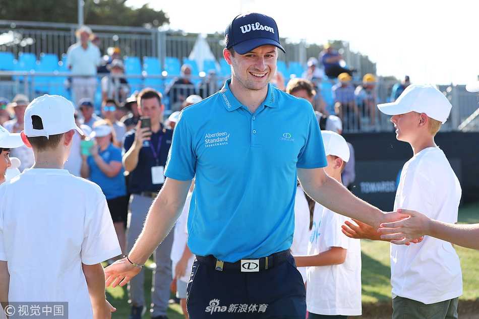 保罗·邓恩俯身仔细查看推杆线路，眼神专注如鹰，果岭纹路清晰可见