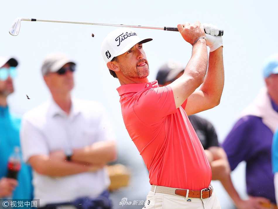 尼古拉斯·考赛茨完成沙坑救球后扬起一片白沙，身形舒展如艺术家挥毫