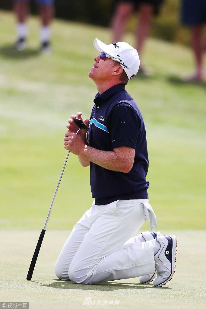 大卫·劳在临海球道挥杆，白色浪花拍打礁石，构成力量与自然的和谐画面