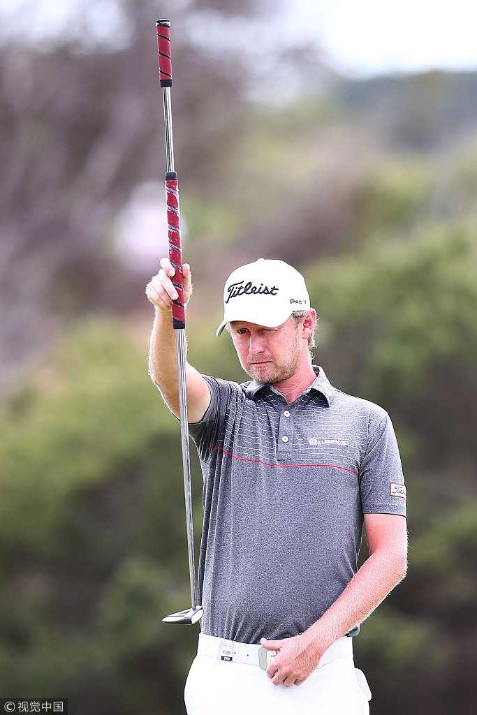 冠军奖杯在落日余晖中熠熠生辉，银质曲面倒映着海岸线的朦胧光影