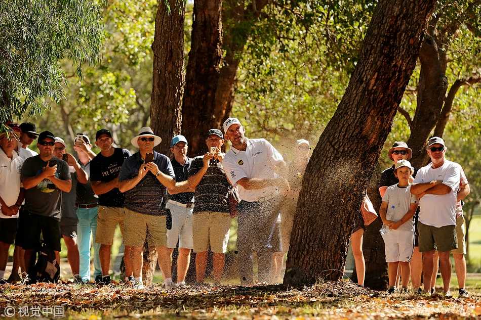 泰国名将普罗姆·米沙瓦在第三轮比赛中沉稳推杆，其出色表现助他登顶领先榜。