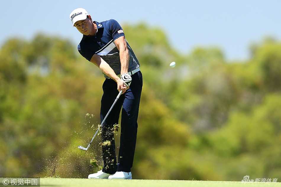 赛事独特的六洞比洞赛制紧张刺激，图为球员在关键推杆前仔细衡量力度与线路。