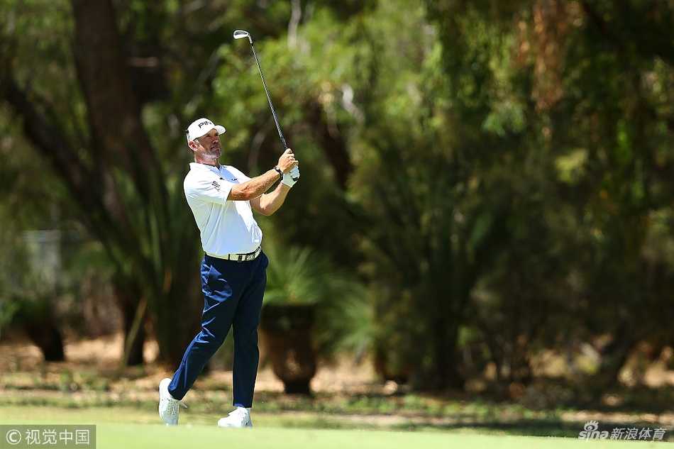 澳大利亚本土名将布雷特·拉姆福德在比赛中凝神观察果岭线，卫冕之路充满挑战。