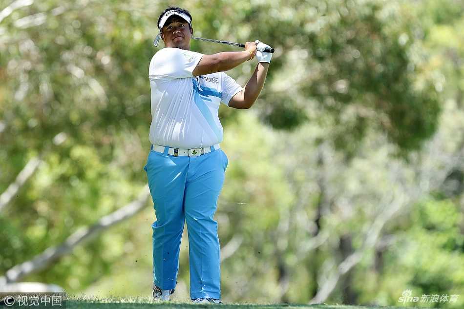 英格兰老将李·维斯特伍德在珀斯的阳光下挥杆，经验丰富的他同样在第三轮遭遇滑铁卢。