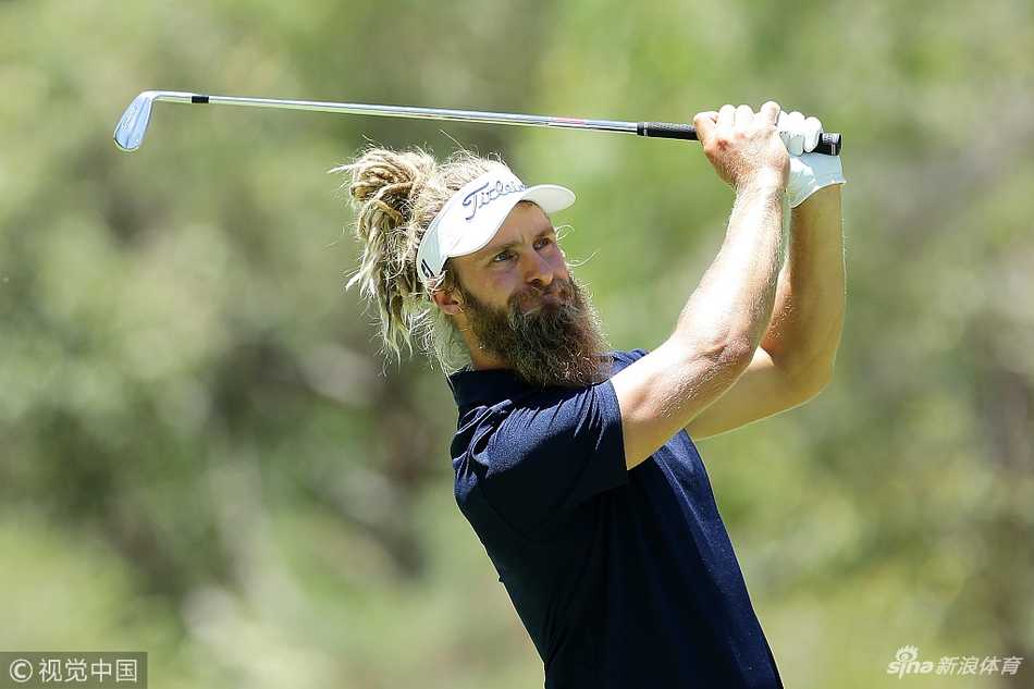 佳瑞浦湖球场风景秀丽，巨大的沙坑与起伏的果岭构成了对球员技术的全方位考验。