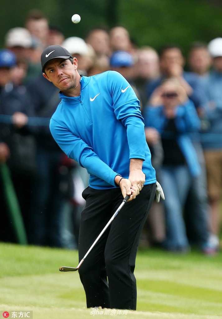 麦克罗伊的娇妻埃丽卡·斯托尔在看台上微笑观战，眼神中充满支持与爱意