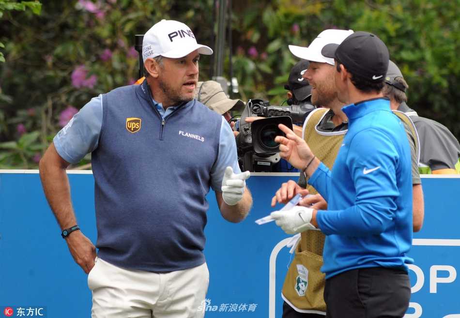 麦克罗伊单膝跪地，聚精会神地观察果岭起伏，寻找最佳推杆路线