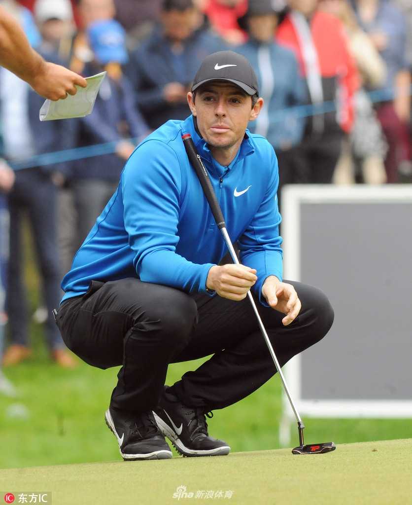 卫冕冠军诺伦在发球台上全力挥杆，身体姿态舒展充满力量