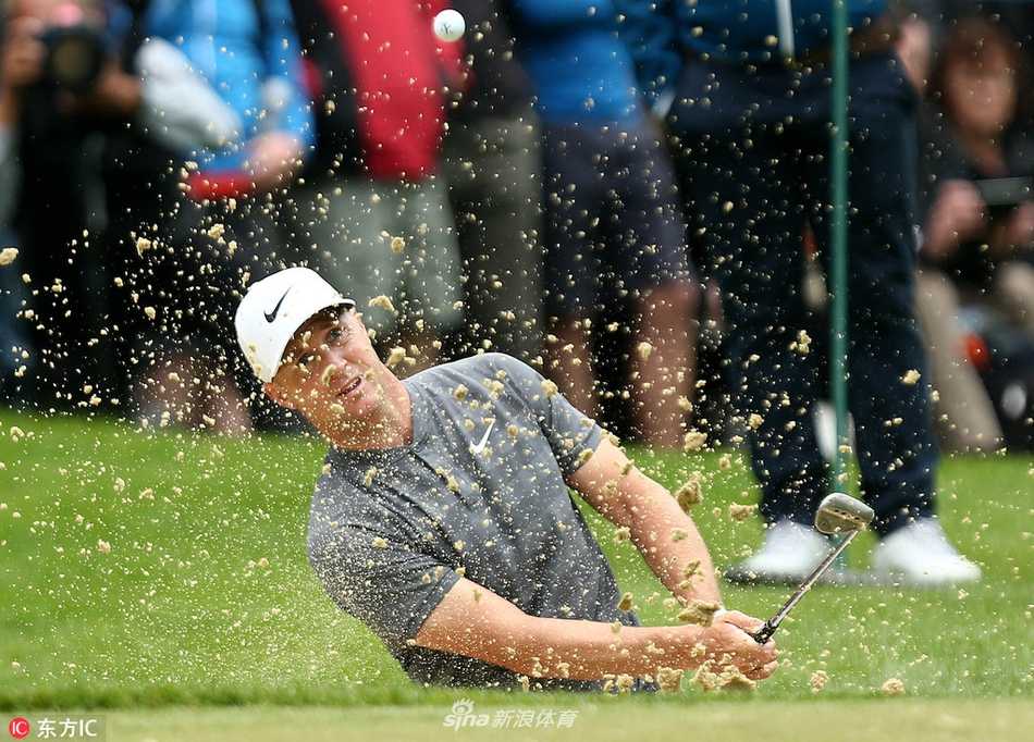 领先者毕雅格推入关键一推后，紧握拳头庆祝，表情坚定自信