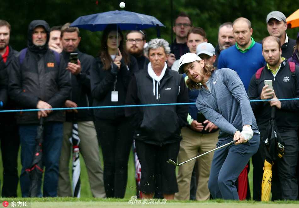 夕阳下的温特沃斯球场景色壮丽，球道与树林被染成金色