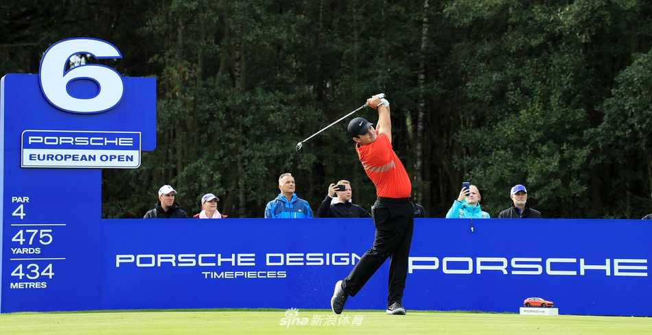 罗伯特-麦金泰尔专注地凝视果岭，在夕阳下为关键推杆测算线路