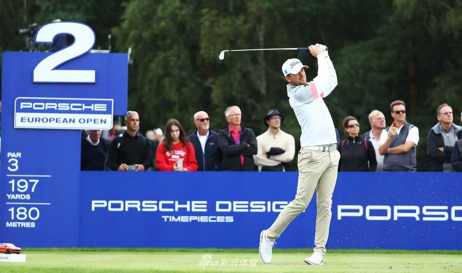 保罗-卡西在果岭边优雅切杆，小球划过一道抛物线精准落向洞杯