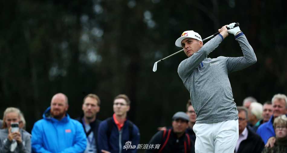 赞德-谢奥菲勒在球道上稳健攻果岭，背景是经典的欧式锦标赛球场