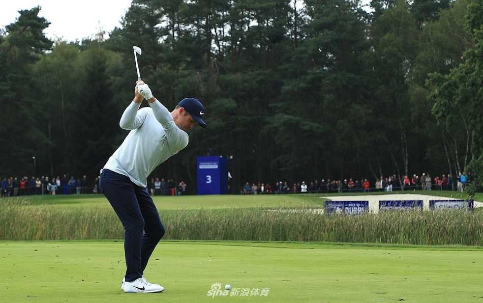 帕特里克-瑞德从沙坑中成功救球，沙砾飞扬展现其高超的短杆技巧