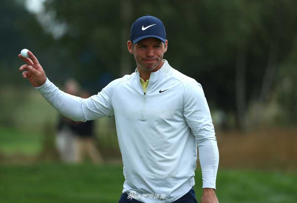 马提亚-施瓦布长推精准入洞，他激动地握拳庆祝这一精彩时刻
