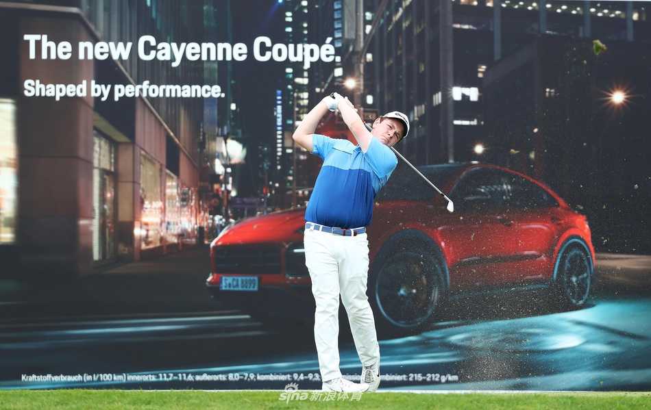 夕阳西下，球员与球童的身影被拉长，共同漫步在锦标赛球道上