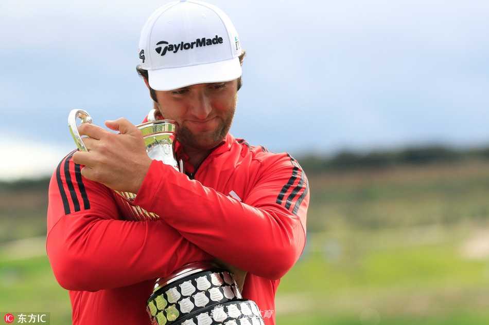 琼拉姆西班牙公开赛本土加冕荣耀时刻回眸 琼·拉姆在第十八洞果岭上激情挥拳,赢得西班牙公开赛胜利的瞬间