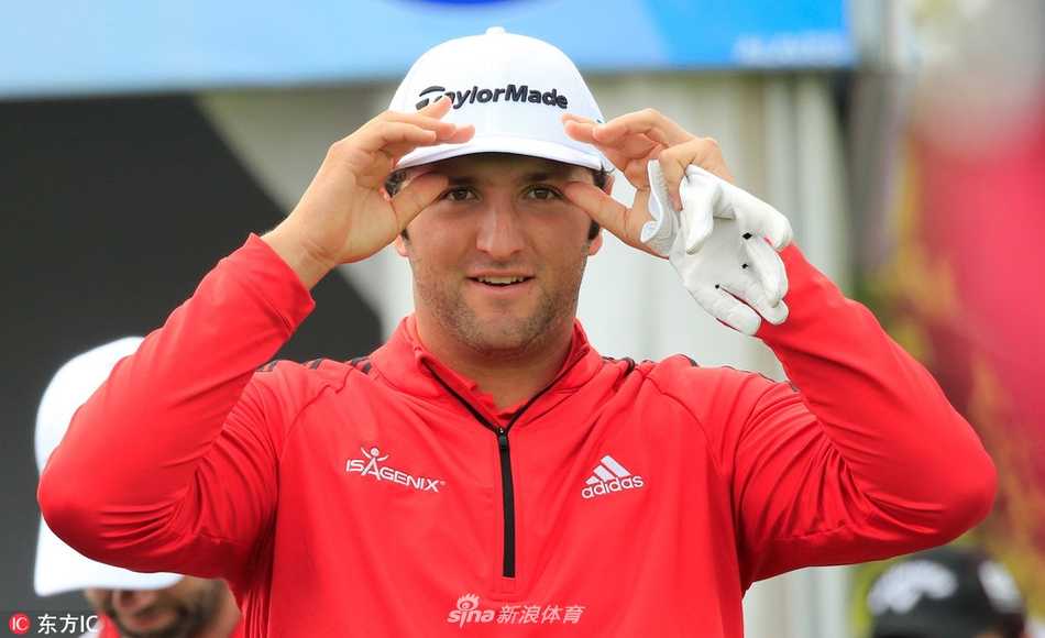 琼拉姆西班牙公开赛本土加冕荣耀时刻回眸 琼·拉姆在比赛中挥杆,阳光勾勒出他充满力量的身姿与专注的侧脸