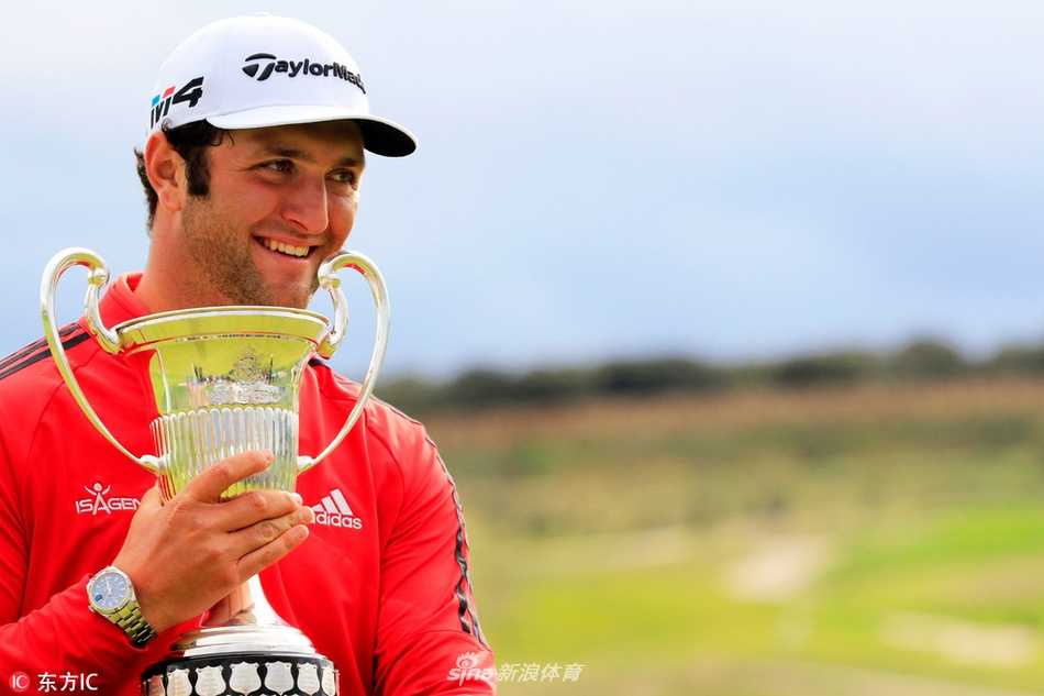 冠军庆典上，琼·拉姆怀抱奖杯，亲吻身旁女友，分享最私密而幸福的喜悦